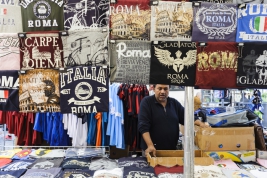 Stragan-z-koszulkami-na-Campo-de-Fiori-w-Rzymie