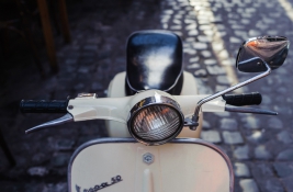 Skuter-Vespa-50-na-ulicy-w-Rzymie