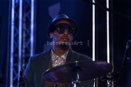 Emanuel-Harrold-gra-na-perkusji-podczas-koncertu-Gregory-Porter-Band-na-Warsaw-Summer-Jazz-Days-2014