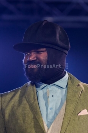 Gregory-Porter-na-scenie-podczas-koncertu-na-Warsaw-Summer-Jazz-Days-2014-Soho-Factory-Warszawa