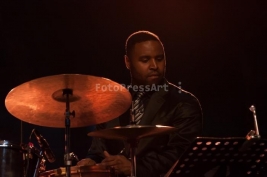 Justin-Brown-gra-na-perkusji-w-Warren-Wolf-Wolfpack-podczas-koncertu-na-Warsaw-Summer-Jazz-Days-2014