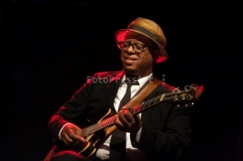 Gitarzysta-Jeff-Parker-podczas-koncertu-Joey-DeFrancesco-Trio-na-Warsaw-Summer-Jazz-Days-2014-Soho-F