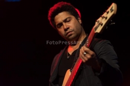 Matt-Garrison-gra-na-basie-w-czasie-koncertu-Jack-DeJohnette-Trio-na-Warsaw-Summer-Jazz-Days-2014-So