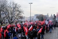 Ludzie-z-flagami-z-bialym-orlem-w-czasie-manifestacji-Narodowcow-Dzien-Niepodleglosci-Polski-Warszaw