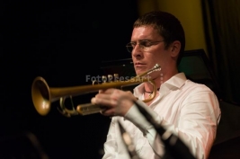 Oskar-Torok-na-scenie-podczas-koncertu-Wojtek-Mozelewski-Quintet-na-Warsaw-Summer-Jazz-Days-2011-Muz