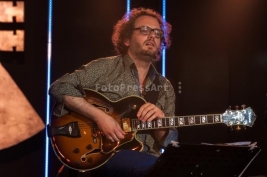 Sandro-Zerafa-gra-na-gitarze-podczas-Warsaw-Summer-Jazz-Days-2014-Soho-Factory-Warszawa
