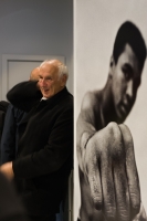 Thomas-Hopker-autor-zdjecia-Mohamed-Ali-podczas-otwarcia-wystawy-w-Warszawie-Galeria-Leica-2011