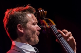 Wojtek-Mozelewski-na-scenie-podczas-Warsaw-Summer-Jazz-Days-2011-Muzeum-Powstania-Warszawskiego