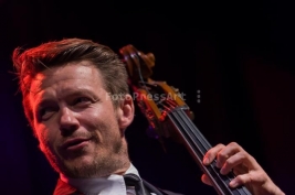 Wojtek-Mozelewski-gra-na-basie-podczas-Warsaw-Summer-Jazz-Days-2011-Muzeum-Powstania-Warszawskiego-W