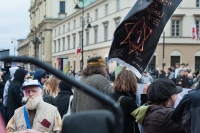Starszy-pan-podczas-demonstracji-przeciw-nietoleracji---Antifa-Warszawa-2013