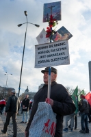 Mezczyzna-ze-obrazkami-Chrystusa-i-Papierzy-protestujacy-podczas-Marszu-Niepodleglosci-Plac-Defilad-