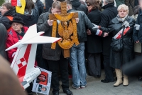 Manifestanci-przed-siedziba-Prezydenta-Polski-w-pierwsza-rocznice-katastrofy-Smolenskiej-Warszawa-Kr
