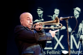 Steven-Bernstein-lider-grupy-SexMob-podczas-koncertu-EraJazzu-Warszawa-2013