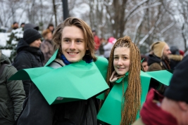 Para-udekorowana-zielonym-kartonem-na-manifestacji-w-obronie-Puszczy-Bialowieskiej-w-Warszawie-20160