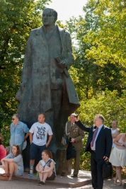 Publicznosć-parady-z-okazji-Świeta-Wojska-Polskiego-korzystaja-z-cienia-pomnika-Romana-Dmowskiego-