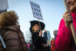 Kobieta-z-patyczakiem-podczas-Warszawskiej-Manify-Przeciw-Przemocy-Wladzy-Warszawa-20170305