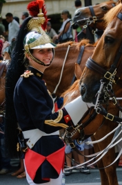 Kobieta-w-mundurze-Strazy-Narodowej-Francji-podczas-defilady-z-okazji-Świeta-Niepodleglosci-Francji