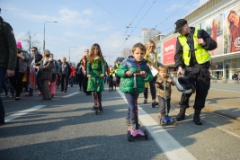 Dzieciaki-na-hulajnogach-podczas-Warszawskiej-Manify-Przeciw-Przemocy-Wladzy-Warszawa-20170305