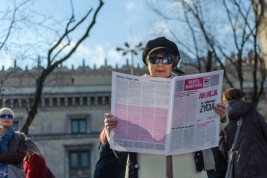 Kobieta-z-gazeta-podczas-Warszawskiej-Manify-Przeciw-Przemocy-Wladzy-Warszawa-20170305