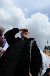 Ksiadz-podczas-demonstracji-w-obronie-zycia-ProLife-w-Warszawie-20160424