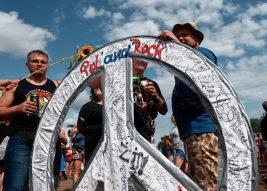 People-with-peace-sign-during-25th-PolandRock-festival-Kostrzyn-20190801