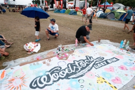 Malowanie-transparentu-Woodstock-na-25-festiwalu-PolandRock-2019-Kostrzyn-20190802