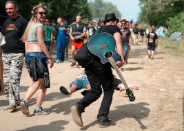 Chlopak-z-gitara-na-sciezce-do-pola-namiotowego-na-25-festiwalu-PolandRock-2019-Kostrzyn-20190802