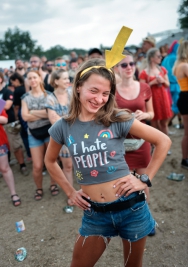 Kobieta-ze-strzalka-na-glowie-w-koszulce-have-people-na-25-festiwalu-PolandRock-2019-Kostrzyn-201908