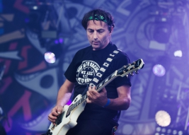 Gitarzysta-Pawel-Guma-Gumola-z-zespolu-Moskwa-podczas-koncertu-na-25-festiwalu-PolandRock-2019-Kostr