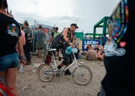 Mezczyzna-z-rowerem-i-fajka-na-25-festiwalu-PolandRock-2019-Kostrzyn-20190802