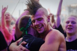 Uscisk-Punka-podczas-koncertu-na-25-festiwalu-PolandRock-2019-Kostrzyn-20190802
