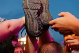 Podeszwy-butow-nad-glowami-tanczacych-podczas-koncertu-na-25-festiwalu-PolandRock-2019-Kostrzyn-2019