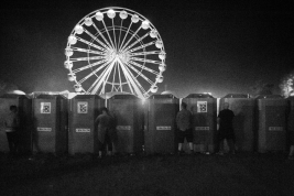 Mezczyzni-sikajacy-pod-toalety-na-25-festiwalu-PolandRock-2019-Kostrzyn-20190803