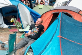 Mezczyzna-ze-slonecznikiem-przed-namiotem-na-25-festiwalu-PolandRock-2019-Kostrzyn-20190802