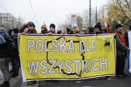 Manifestanci-z-transparentem-Polska-dla-Wszystkich-podczas-Antyfaszystowskiej-Demonstracji-w-Warszaw