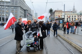 Ludzie-z-flagami-podczas-Narodowego-Świeta-Niepodleglosci-Polski-w-Warszawie-20151111