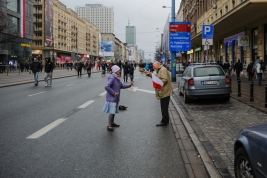 Spotkanie-znajomych-na-ulicy-podczas-marszu-z-okazji-Narodowego-Świeta-Niepodleglosci-Polski-w-Wars