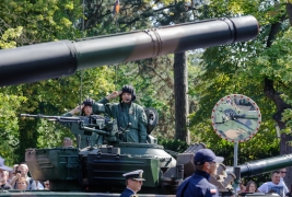 Polscy-czolgisci-salutuja-podczas-defilady-z-okazji-Świeta-Wojska-Polskiego-2015