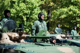 Czolgisci-podczas-defilady-z-okazji-Świeta-Wojska-Polskiego-w-Warszawie-2015
