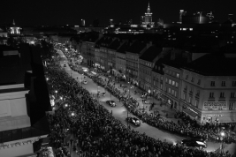 Kondukt-z-trumna-sp-Prezydenta-Lecha-Kaczynskiego-na-Krakowskim-Przedmiesciu-w-Warszawie