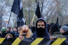 Mezczyzna-palacy-papierosa-podczas-Antyfaszystowskiej-Manifestacji-w-Warszawie-20151107