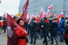 Dwie-kobiety-z-flagami-Great-Poland-podczas-marszu-Narodowcow-z-okazji-Narodowego-Świeta-Niepodlegl