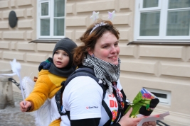 Woluntariuszka-z-dzieckiem-podczas-zbiorki-pieniedzy-w-24-finale-Wielkiej-Orkiestry-Światecznej-Pom