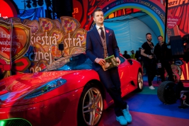 Darczynca-Radek-Kotarski-oferuje-Ferrari-dla-Wielkiej-Orkiestry-Światecznej-Pomocy-Warszawa-2021