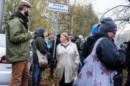 Kobieta-w-szarym-plaszczu-w-czasie-Manifestacji-Antyfaszystowskiej-w-Warszawie-20151107