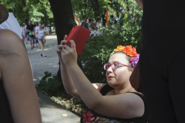 Selfie-w-teczowym-wianuszku-podczas-Parady-Rownosci-w-Warszawie-20180609