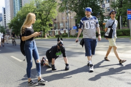 Mezczyna-pies-maszerujacy-podczas-Parady-Ronwnosci-w-Warszawie-20180609