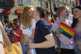 Girls-kissing-at-Equality-Parade-in-Warsaw-20180609