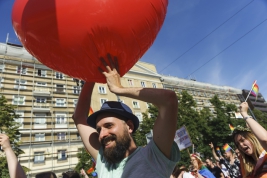 The-man-with-big-heart-at-Equality-Parade-in-Warsaw-20180609