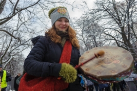 Dziewczyna-z-bebenkiem-podczas-manifestacji-w-obronie-Puszczy-Bialowieskiej-w-Warszawie-20160118